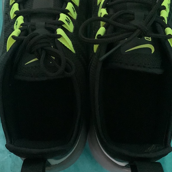 Nike Air Max Youth Size 7 in women’s would be size 9 color Grey Black Neon Green - Picture 5 of 7